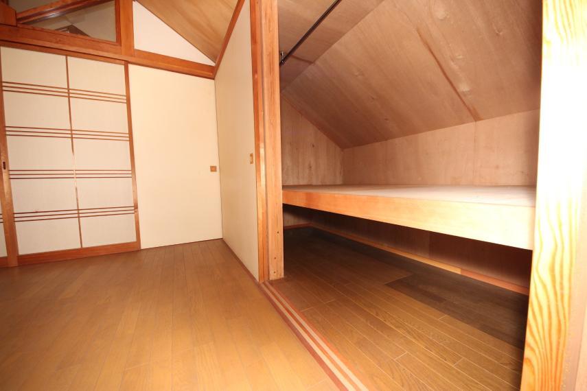 収納 棚付きの収納があります!