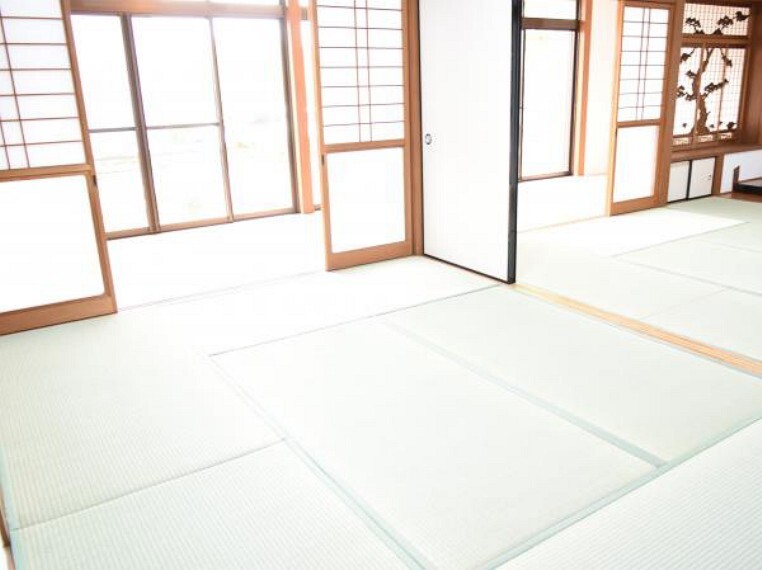 【リフォーム済】二間続きの和室です。畳の張替、照明交換等しました。お客様をお招きしても十分な広さですね。