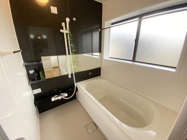 浴室 【リフォーム済】Housetec製のユニットバスへ交換しました。追い焚き、お湯張りがリモコンで簡単操作となります。ゆっくり足を伸ばせる1坪タイプです