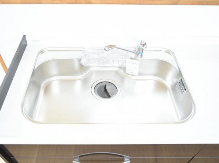 キッチン 【シンク】システムキッチンのシンクはとても広く、大きな鍋も洗いやすく、センターポケット形状で、排水口がスムーズです。