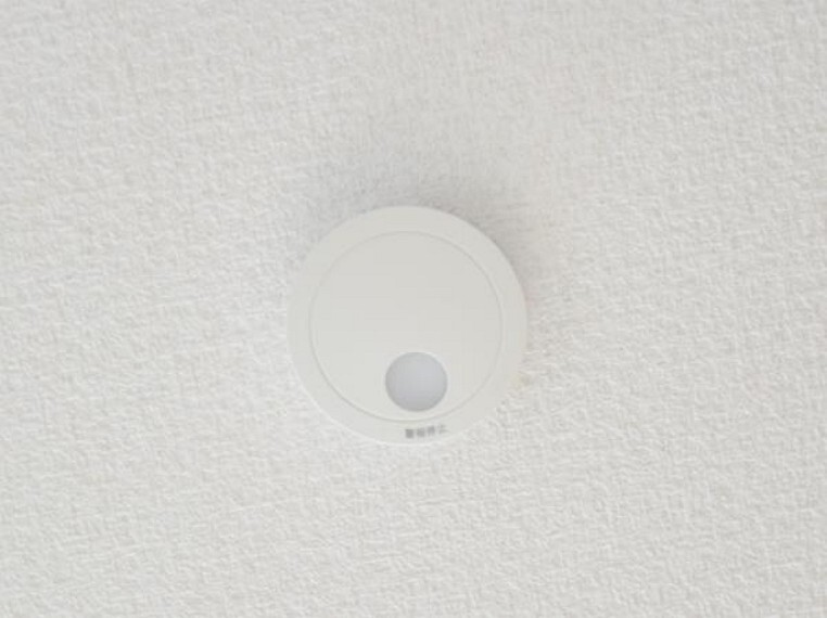 【火災警報器】全居室に火災警報器を新設。キッチンには熱式、その他のお部屋や階段には煙式のものを設置します。聞こえやすい警報音、音声で緊急事態をすばやく知らせてくれます。