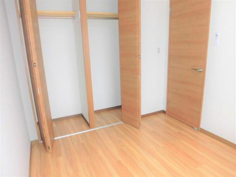 【リフォーム済】東側洋室のお部屋です。天井・壁のクロスの張り替え、フロアの上張り、照明器具の交換を行いました。クローゼットも新品交換したので収納にも困りませんね。
