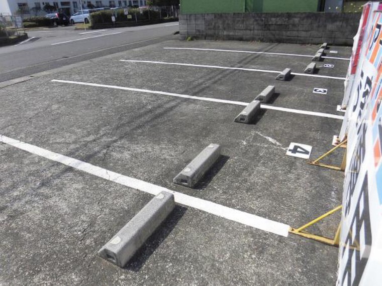 駐車場 敷地内駐車場は現在順番待ちです。敷地外に110m先、160m先それぞれに1台ずつ確保しています。