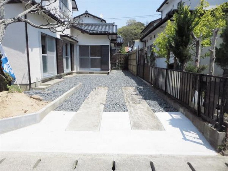 駐車場 【リフォーム済写真】駐車場は門扉・塀を一部解体し拡張しました。縦列二台可能ですよ。