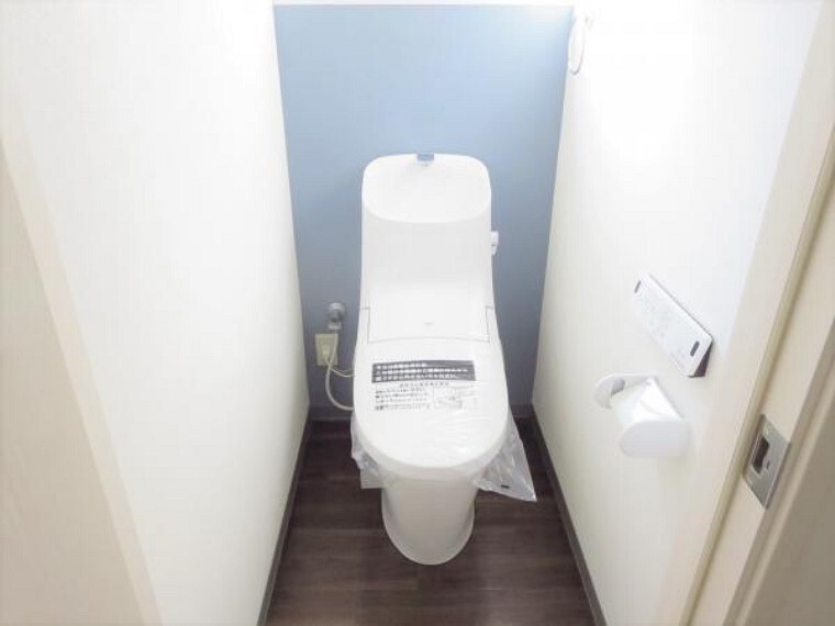 トイレ 【リフォーム済写真】トイレの写真です。トイレはLIXIL製の温水洗浄機能付きに新品交換しました。クッションフロア張り替え、クロス張り替えを行いました。キズや汚れが付きにくい加工が施してあるのでお手入れが簡単です。直接肌に触れるトイレは新品が嬉しいですよね。