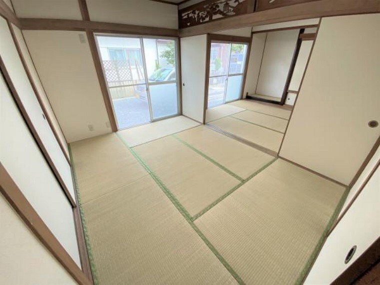 【リフォーム済写真】東側の和室の写真です。畳表替え、襖・障子張替え、壁・天井クロス張替えを行いました。イグサの香りに包まれた空間でお客様をおもてなしできますよ。