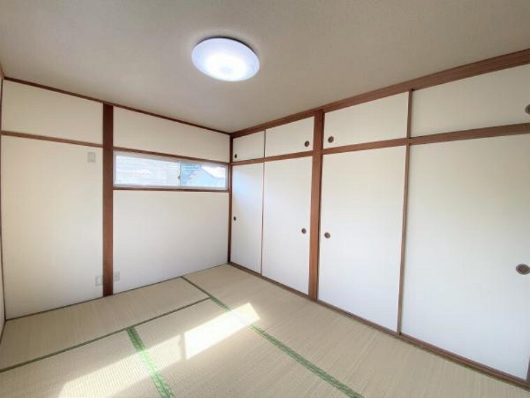 【リフォーム済写真】2階和室の写真です。天井壁クロス張り替え、畳表替えを行いました。押入が二か所あるので収納に困りませんね。