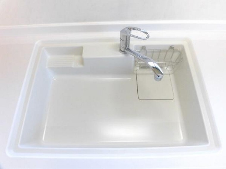 キッチン 新品交換したキッチンのシンクは汚れが付きにくく熱に強い人工大理石製です。天板とシンクの境目に継ぎ目がないのでお掃除ラクラク。キッチンをより清潔に保てます。
