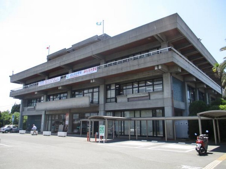 役所 小野田市役所まで約1000m(徒歩13分)です。役所関係のお手続きが多くてもこの近さなら苦になりませんね。