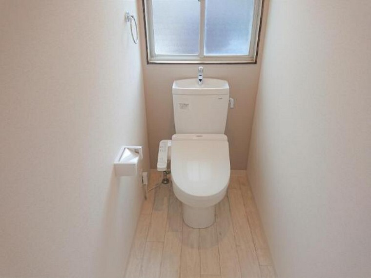 トイレ 【リフォーム済写真】TOTO製のウォシュレット付きトイレに新品交換しました。節水、節電機能付きで環境にもお財布にも優しいトイレです。気になる水回りが新品だと嬉しいですね。