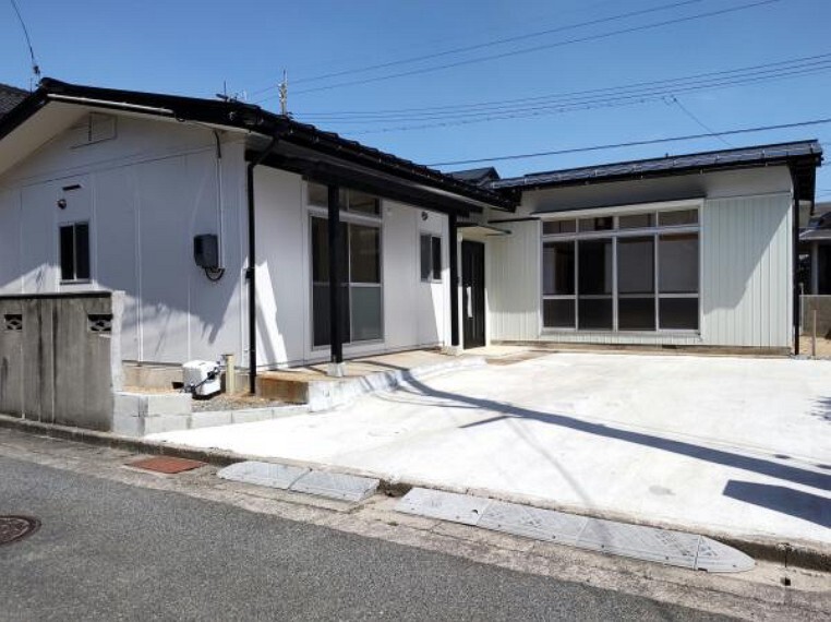 外観写真 【外観写真】リフォーム済の外観写真です。屋根も吹き替えました。外壁塗装を行い、屋根も吹き替えしました。心配な雨漏れも吹き替えたことで安心できそうですね。