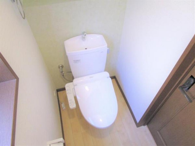 トイレ 【リフォーム済写真】TOTO製のウォシュレット付きトイレに新品交換しました。節水、節電機能付きで環境にもお財布にも優しいトイレです。気になる水回りがが新品だと嬉しいですね。