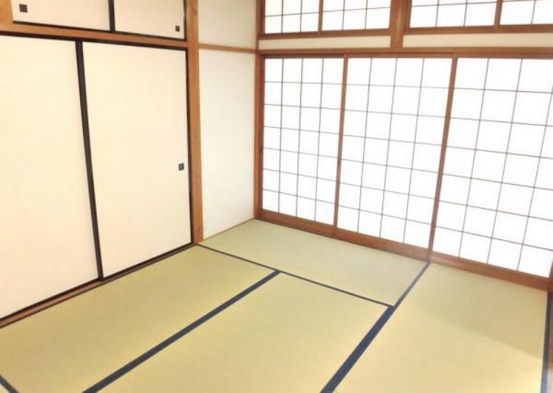 和室 【リフォーム済写真】1階和室は畳を表替えし、壁と天井のクロスを張り替えました。小さなお子様を畳の上で遊ばせたり、いぐさの香りに包まれながらお昼寝をしたりできますね。
