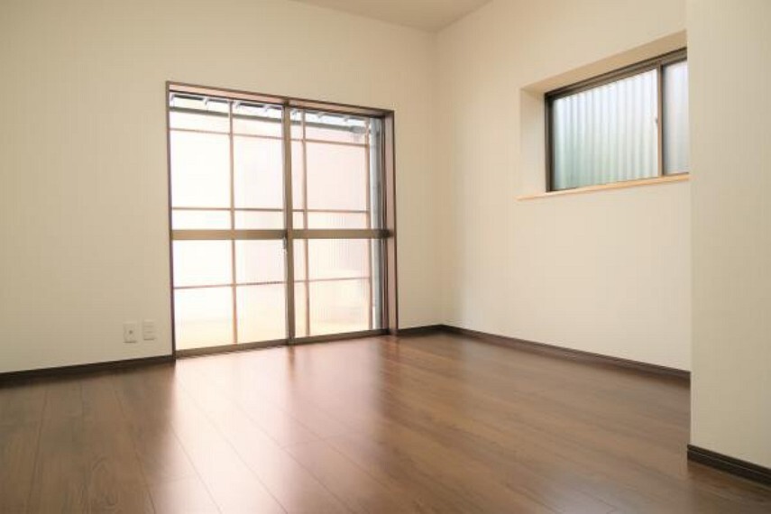 【リフォーム中】1階6.5帖の洋室です。床はフローリングを壁天井はクロスを張替えました。また、照明や建具も新品交換済みです。お子様のお部屋にいかがでしょうか。
