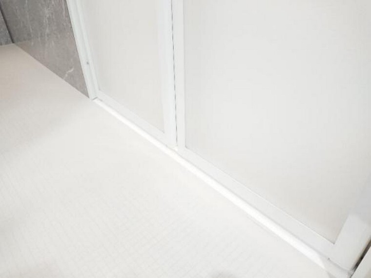 【同仕様写真】新品のハウステック製ユニットバス【折れ戸(すっきりタイプ)】下部のガラリの凹凸や面材まわりのパッキンなどを無くした、お手入れのしやすいドアです。