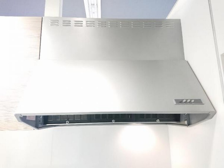 【同仕様写真】新品キッチンの換気扇はシロッコファンです。力強く空気を外に押し出すシロッコファンを搭載したシルバーフードです。40Wの照明付きです。