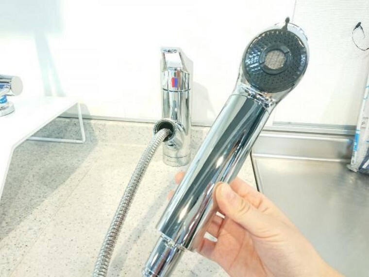 【同仕様写真】キッチンはハウステック製の新品に交換予定。水栓金具は「かゆい所に手が届く」シャワータイプ。浄水・原水の切り替えがワンタッチで出来ます。一体型の浄水器なので汚れにくくお手入れ簡単ですよ。