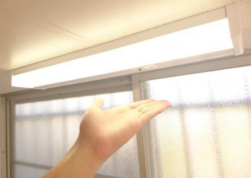 【同仕様写真】キッチンの手元灯はパナソニック製のLED照明に交換予定です。センサー機能が付いているので、洗い物で手が濡れている時でも手をかざすだけで照明のON・OFFが出来るので便利ですよ。