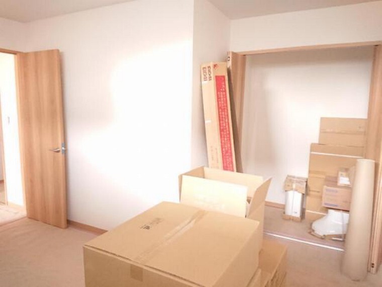 【リフォーム中11/1撮影】2階 東側の部屋です。洋室に間取り変更し、西側の部屋の間には壁を作り個別の部屋にいたします。