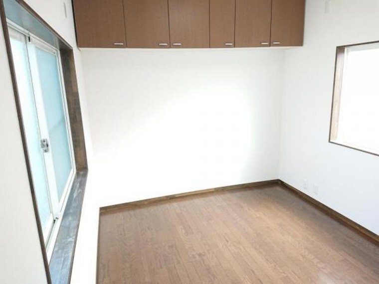 【リフォーム済】2階洋室5.2帖です。クロス張替えを行いました。向かい合って窓があるので風通しが良いお部屋です。