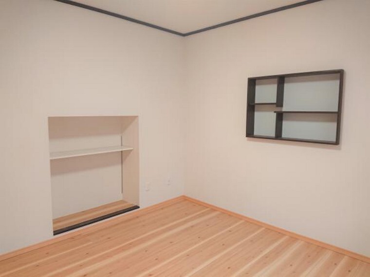 【リフォーム済】8帖の洋室の様子です。フローリング重ね張り、天井壁クロス張替え、建具交換を行いました。夫婦の寝室などにいかがでしょうか。