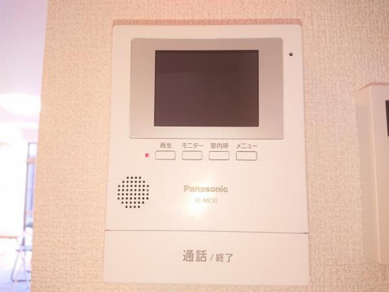 【リフォーム済】新しく設置するドアホンはカラーモニター付き。(設置場所)に設置のモニターで玄関にいらしたお客様を確認してから応対できます。留守中の来客も記録できるので防犯面でも安心ですね。