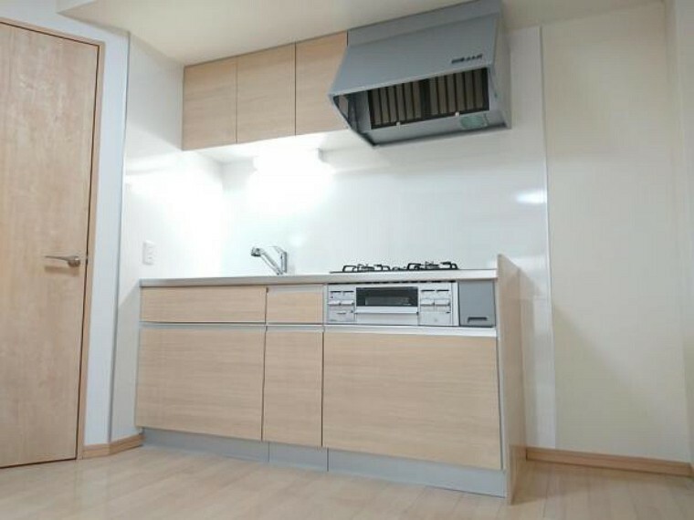 キッチン 【リフォーム済】キッチンはHousetec社製の新品に交換しました。引き出し収納で使い勝手のいいキッチンです。右側に冷蔵庫スペースもあります。