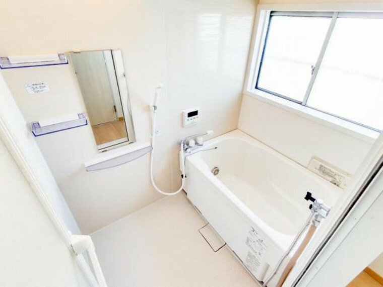 浴室 【リフォーム済】お風呂はHousetec社製の新品に交換しました。マンションでは珍しい窓付きのお風呂で明るく・換気も出来ます。一日の疲れをゆったりと癒せそうです。
