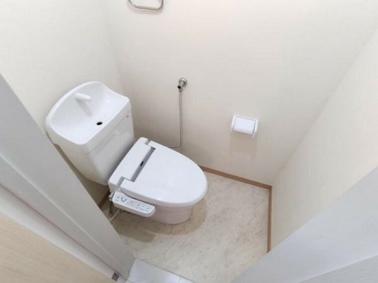 トイレ 【リフォーム済】トイレは新品交換しました。保温・洗浄機能付きのトイレです。床はクッションフロアを張り替え、壁天井クロス張替えを行いました。新品のため気持ちよく使用できます。