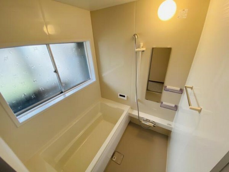 浴室 【リフォーム済写真】浴室はハウステック製の新品のユニットバスに交換しました。足を伸ばせる1坪サイズの広々とした浴槽で、1日の疲れをゆっくり癒すことができますよ。