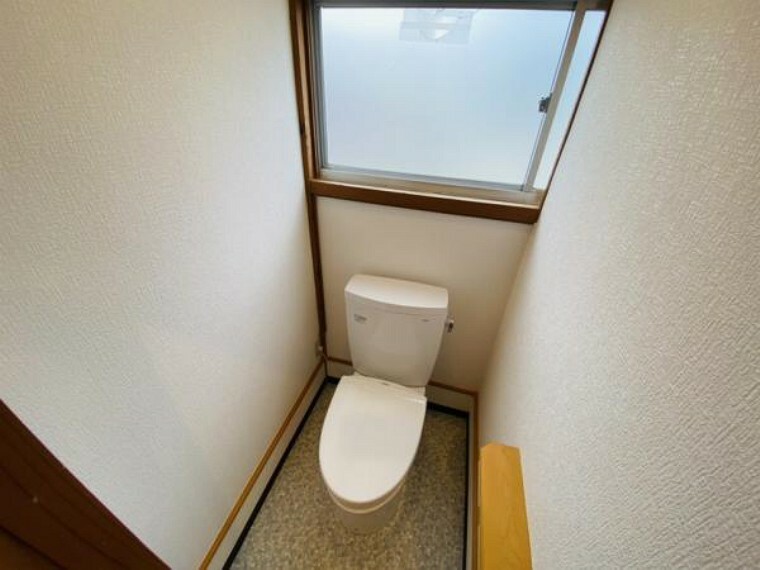 トイレ 【リフォーム済写真】トイレはTOTO製の温水洗浄機能付きに新品交換しました。表面は凹凸がないため汚れが付きにくく、継ぎ目のない形状でお手入れが簡単です。節水機能付きでお財布に優しい商品です。