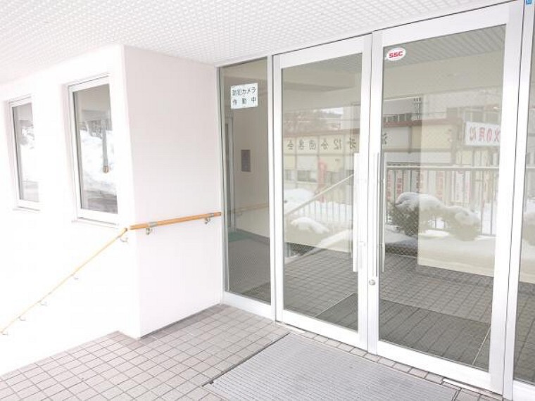 【マンション入口】マンション入口はこまめに清掃され、きれいな状態です。防犯カメラもあり、毎日の生活も安心できそうです。外灯があり夜も足元を照らしてくれるので安全です。
