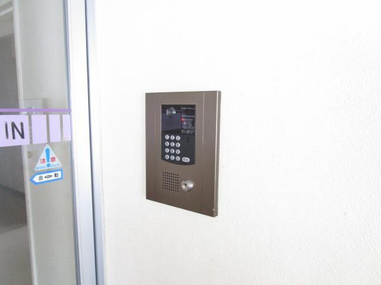 エントランスホール 【オートロックシステム】安心のオートロック機能がありますので、毎日の生活も安心です。カラーモニタータイプですので、来訪者の顔を確認できます。録画機能がありますので、不在時の来訪者もチェックできます。