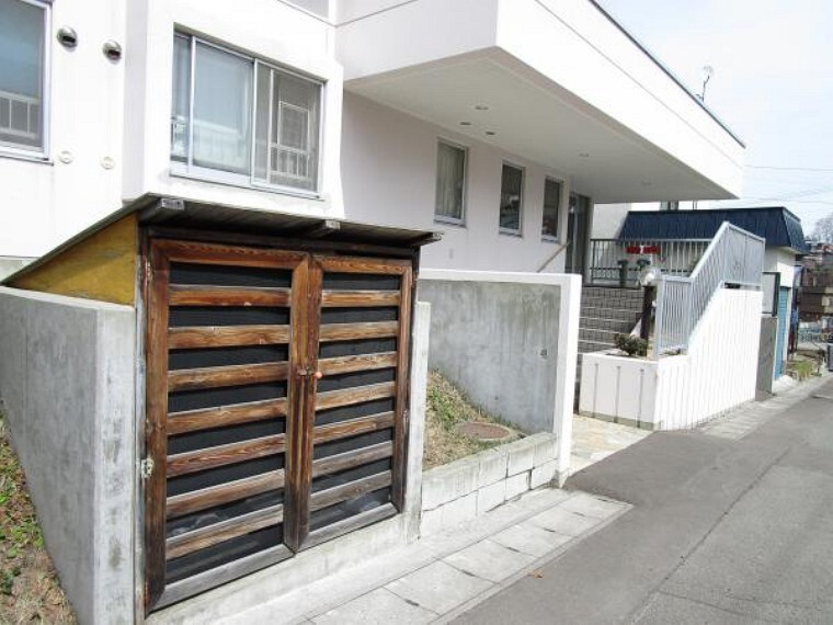 【ゴミ捨て場】ごみ捨て場はきちんと管理されているため、きれいな状態です。マンション入口のそばにありますので、お出かけの際に簡単にごみ出しが可能で便利です。扉があるとゴミが飛ぶ心配もないので嬉しいですね。