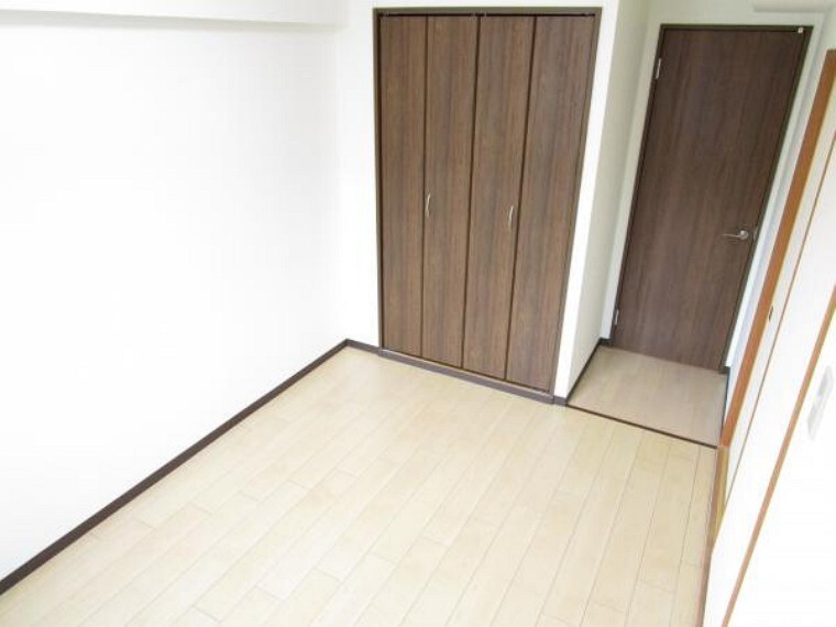【リフォーム後写真】洋室B。元々和室だったお部屋を洋室に作り替え、段差を無くしました。遮音フロアを貼り、TVジャックを新設しました。クローゼットがありますので、お洋服もたくさん収納できます。