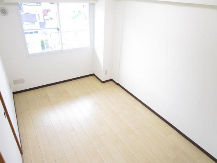 【リフォーム後写真】別角度洋室B。和室から洋室に変更しました。襖で隣の和室と繋がっています。襖で隣の和室と繋がっています。床は遮音フロアを貼り、TVジャックを新設しました。