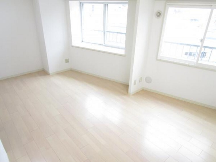【リフォーム後写真】別角度11.9帖洋室A。2部屋分の広さのある洋室です。南向きの2面採光ですので日当たり良好です。換気も簡単にできるのが嬉しいですね。