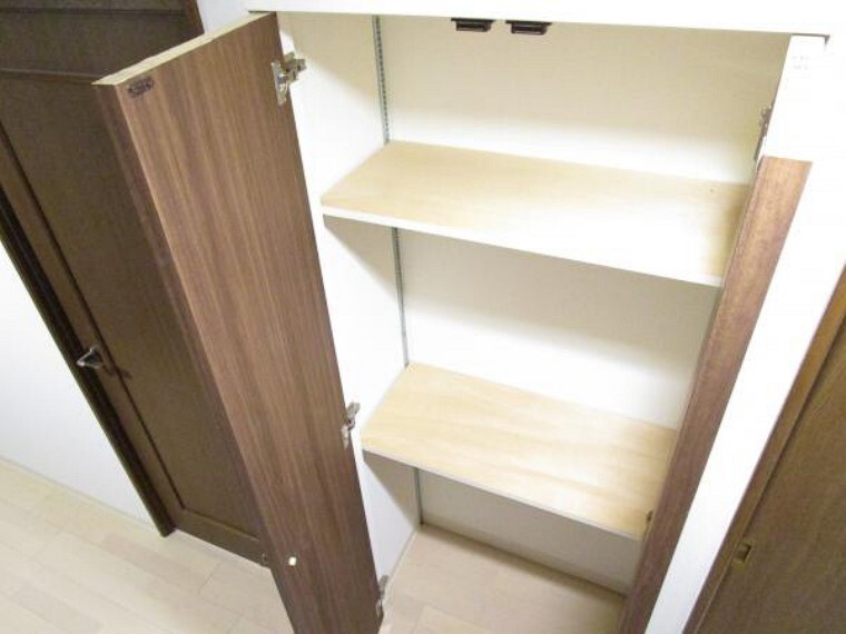 収納 【リフォーム後写真】収納。廊下のトイレ向かいに収納があります。中棚がありますので、小物もキレイに収納できそうです。扉はシートを貼替え、他の建具と統一感を出しました。