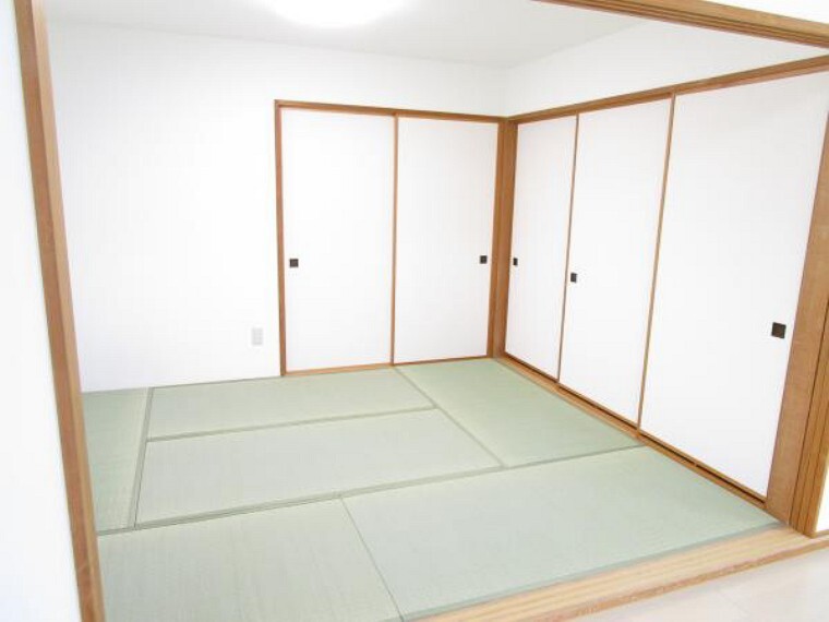 【リフォーム後写真】6畳和室。リビングと間続きになっており、開放感のある和室です。襖で隣のお部屋とも繋がっています。畳の表替え、TVジャックの新設を行いました。