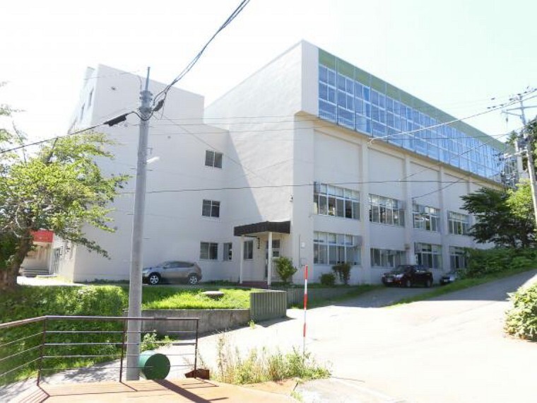 小学校 桜小学校まで約160m、徒歩約2分。小学校まで近いため、お子様の通学面で安心ができます。目の前に公園もありますので、遊び場もありお子様も楽しく生活できそうです。