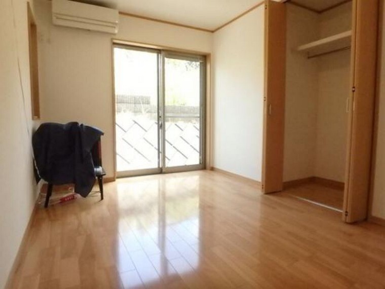 居室内に余計な家具を置く必要がないので、シンプルですっきりとした暮らしが実現しています。(5/3)