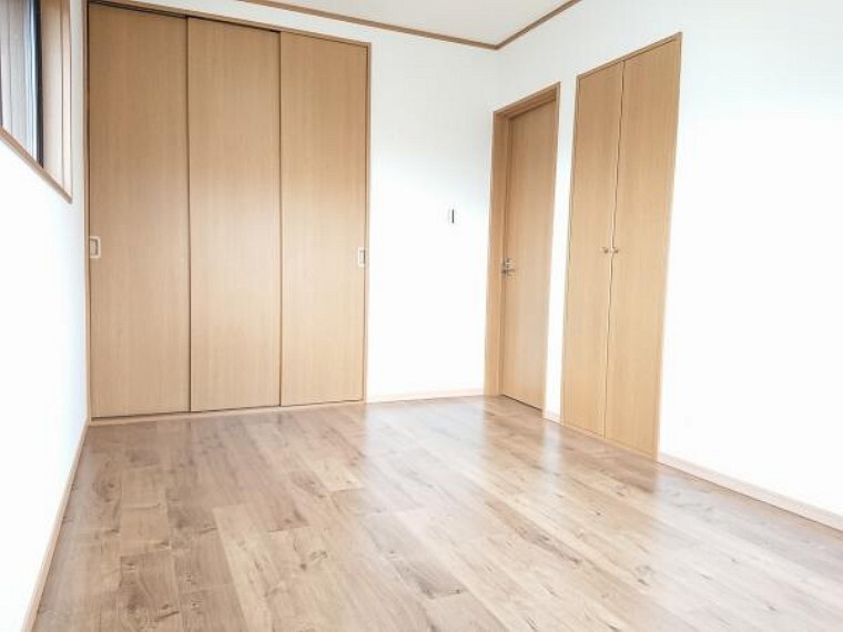 【リフォーム済】2階北側6帖の洋室です。天井、壁のクロス張替と、床はフローリングに貼り替えました。子供部屋や娯楽部屋として使うといいかもしれませんね。