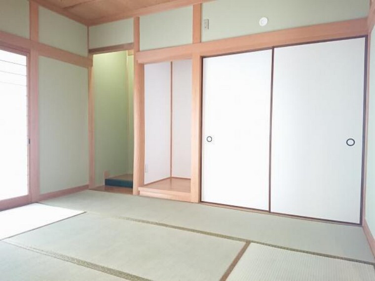 【リフォーム済】1階南向き8畳の和室です。天井をクリーニング、壁は左官仕上げ、畳の表替えと襖の張替を行いました。ごろりと寝転がれる和室は1部屋はあると嬉しいですね。
