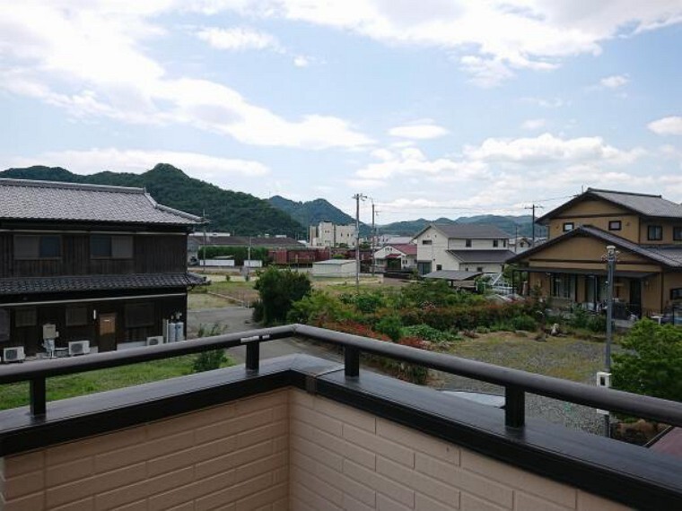 バルコニー 【リフォーム済】南向きのベランダです。お布団などはここから干せます。縦格子の手摺は風通しもよく洗濯物の乾きも良いですよ。床を防水塗装いたしますした。