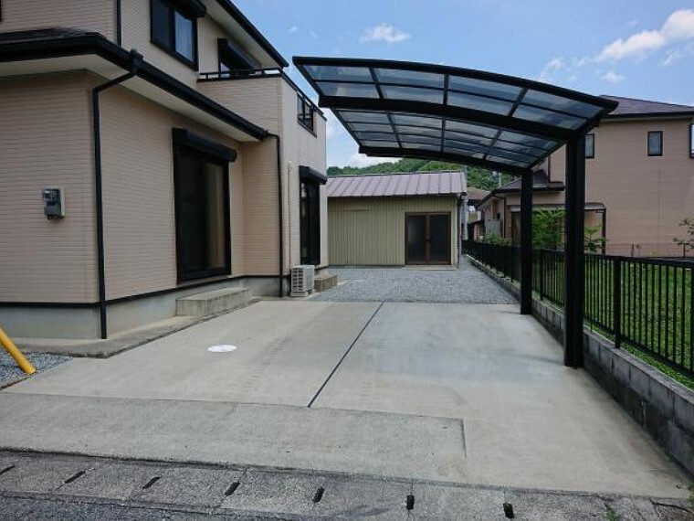 駐車場 【リフォーム済】駐車場は普通車3台分あります。駐車スペースが広いと車を気にせずお友達が呼べるのが嬉しいですね。