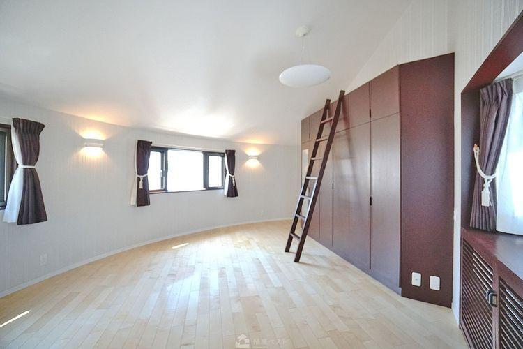 子供部屋 14帖の洋室です。明るい日差しが差し込む洋室は、気持ちの良い目覚めを約束します。