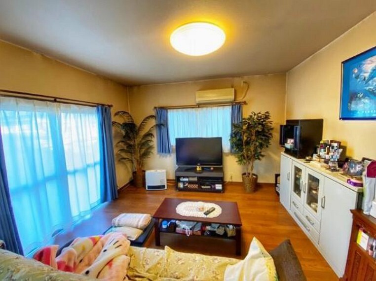 居間・リビング 2面採光で風通しの良いお部屋です