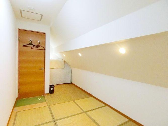 お部屋、物置、衣裳部屋、何にでも使える約6.5帖の空間です。 エアコンも設置可能なので、居室としても使用可能。 様々な生活の光景を演出してくれる空間です。