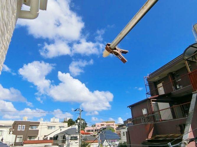 眺望 3階からの眺望はちょうど抜けており、広い空が臨めます。窓を開けると広がる開放的な青空!心もリラックスできそうです。