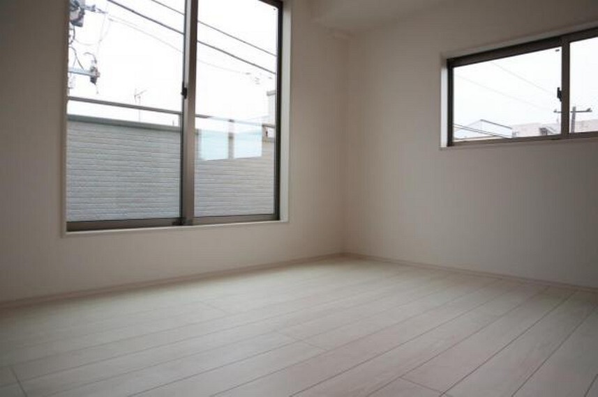 大きな窓からたっぷりと陽光が注がれる明るい空間。一日の疲れをいやしてくれる主寝室。時を忘れて過ごす場所として過ごせるお部屋。